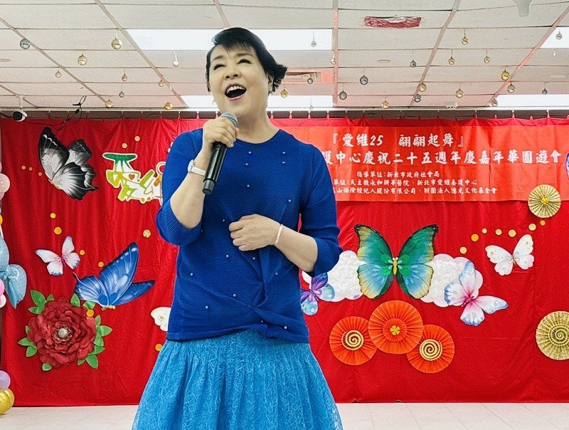「歡唱滿人間」9/27下午兩點半慈濟宜蘭園區簡文秀返鄉獻唱,會場提供千支LED手電筒給鄉親索取