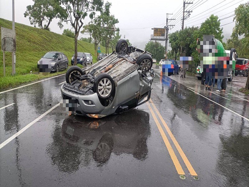 自小客車失控連撞路邊2車,警方呼籲:雨天行車應小心