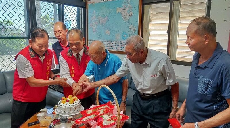 沈德茂鄉長親贈五結鄉百歲人瑞重陽敬老禮金