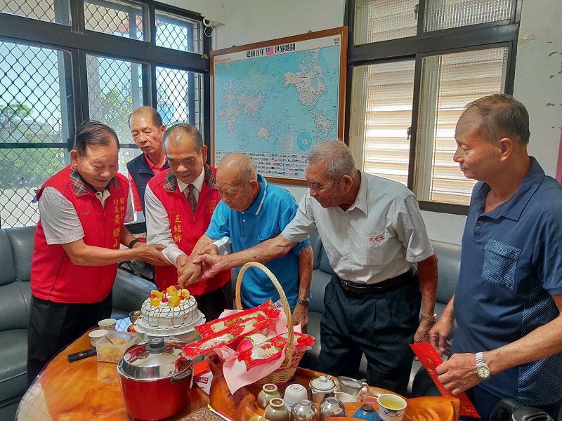 沈德茂鄉長親贈五結鄉百歲人瑞重陽敬老禮金
