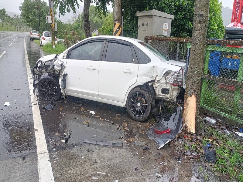 自小客車失控連撞路邊2車,警方呼籲:雨天行車應小心
