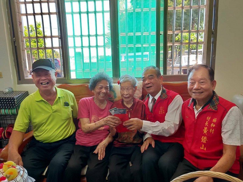 沈德茂鄉長親贈五結鄉百歲人瑞重陽敬老禮金
