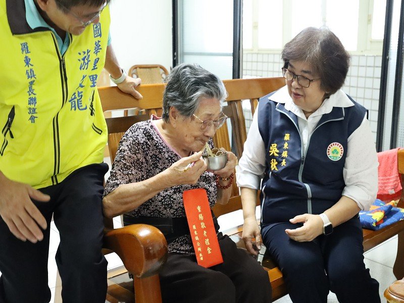 羅東鎮長者勁福氣,吳秋齡鎮長致贈百歲人瑞2萬2重陽敬老禮金