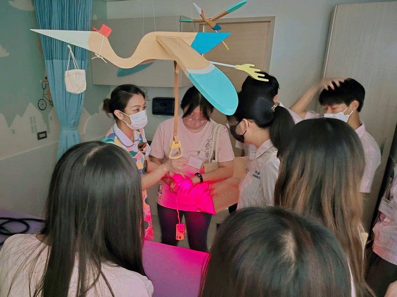 兒科護理長打開「蛇燈」展示及說明用途,紫紅色的特殊燈光讓學生大開眼界。