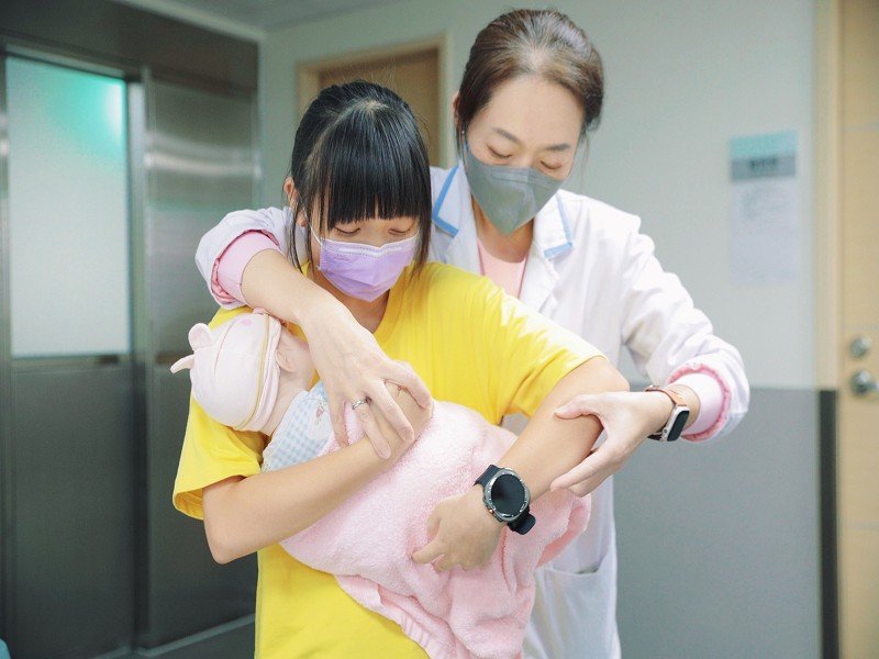 護理長示範「抱寶寶」技巧並教學生如何引導新手爸媽照顧初生嬰兒。學生專注的神情,
