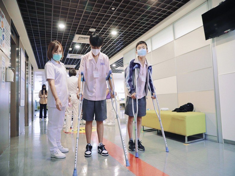學生們體驗拐杖、助行器、輪椅的使用方式,及患者不便之處,感受醫護工作的專業與細