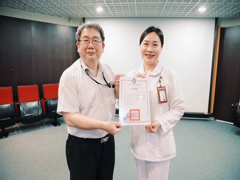左起聖母護專教務處林旺德主任致贈感謝狀予羅東博愛醫院護理部主任賴寶琴,期待能