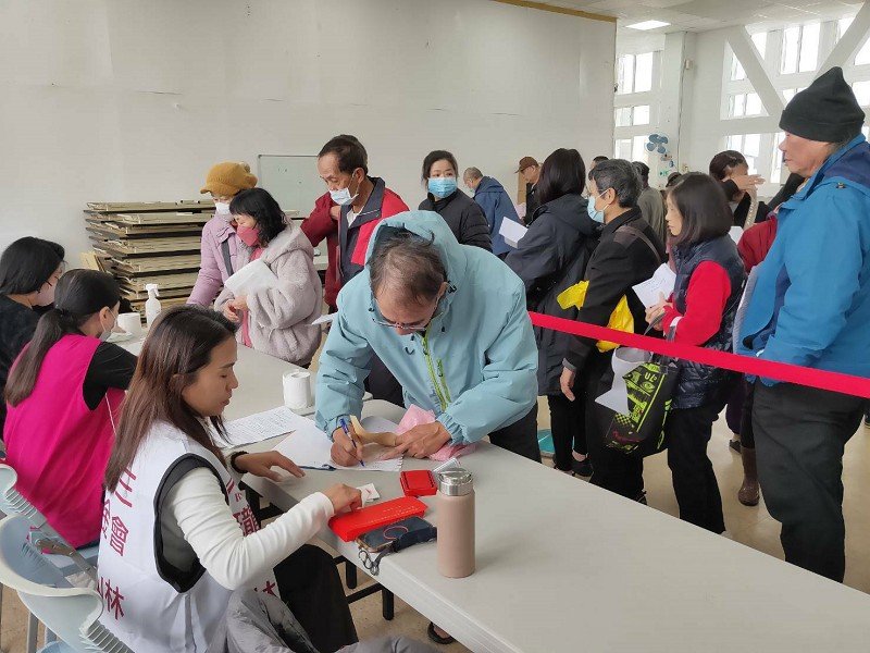 五結鄉物資銀行歲末送暖 約500戶受惠 弱勢家庭溫馨迎新年