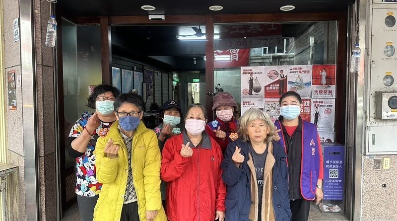 弱勢女性齊聚羅東平安站   手作梅花迎婦女節