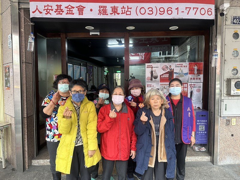 弱勢女性齊聚羅東平安站   手作梅花迎婦女節