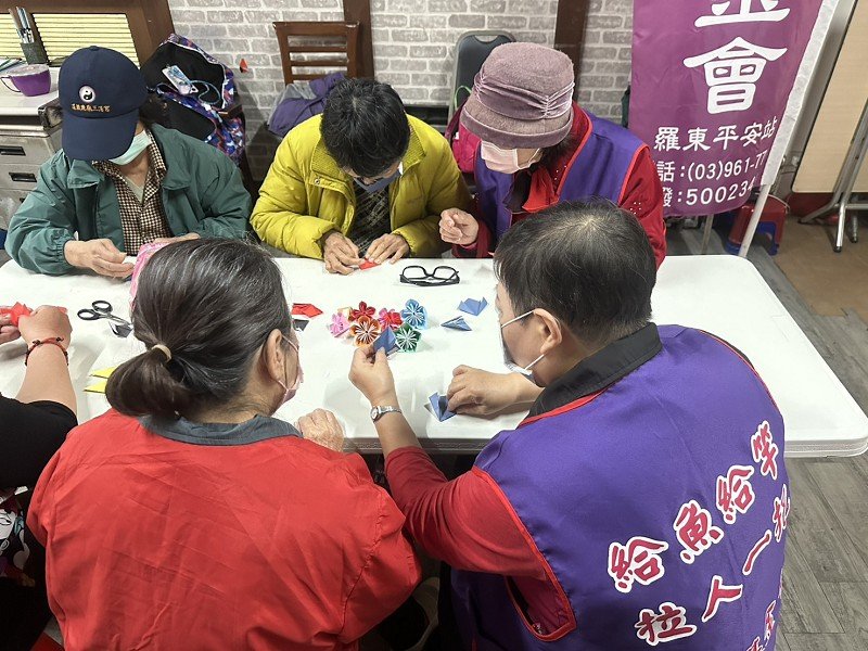 弱勢女性齊聚羅東平安站   手作梅花迎婦女節