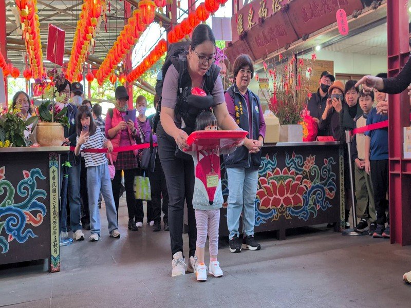 土地公春遊羅東熱鬧登場 上千民眾隨神轎祈求平安順遂