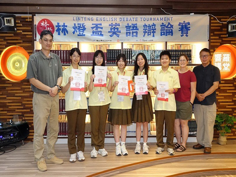 林燈盃英語辯論賽羅高、南山雙冠 AI教育議題激辯全場