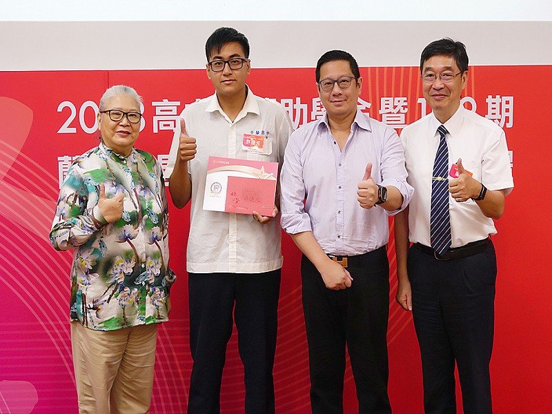 林燈盃英語辯論賽羅高、南山雙冠 AI教育議題激辯全場
