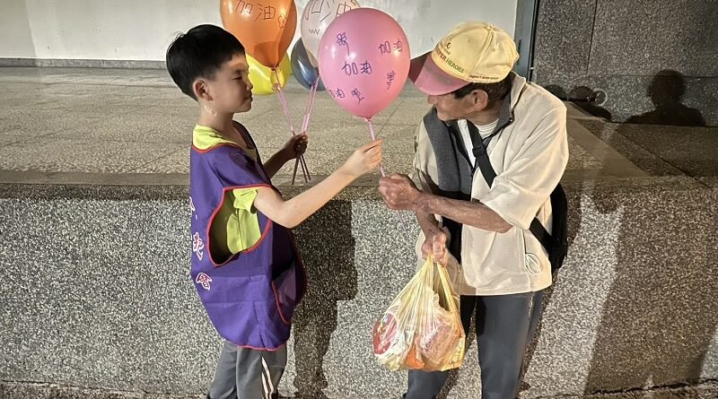 成功國小學童送暖街頭　加油氣球陪寒士迎溫馨兒童節