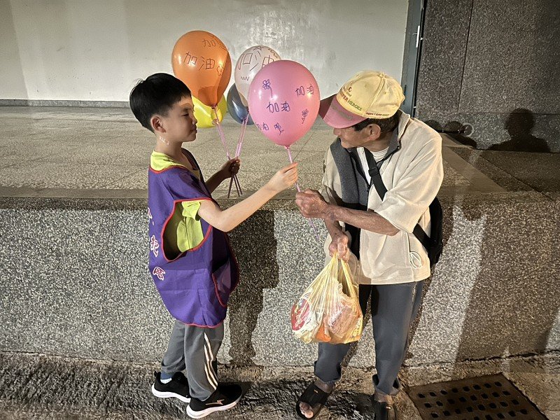 成功國小學童送暖街頭　加油氣球陪寒士迎溫馨兒童節