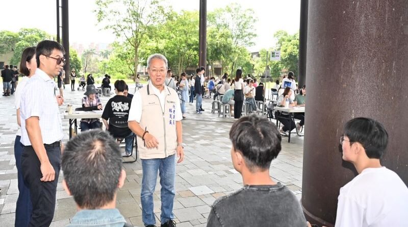 宜蘭童玩節工讀甄試   代理縣長林茂盛為考生加油打氣