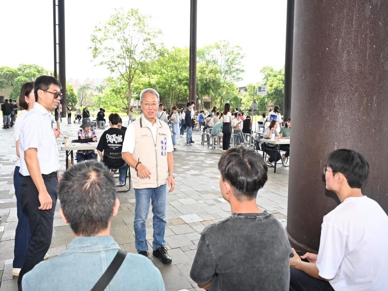 宜蘭童玩節工讀甄試   代理縣長林茂盛為考生加油打氣