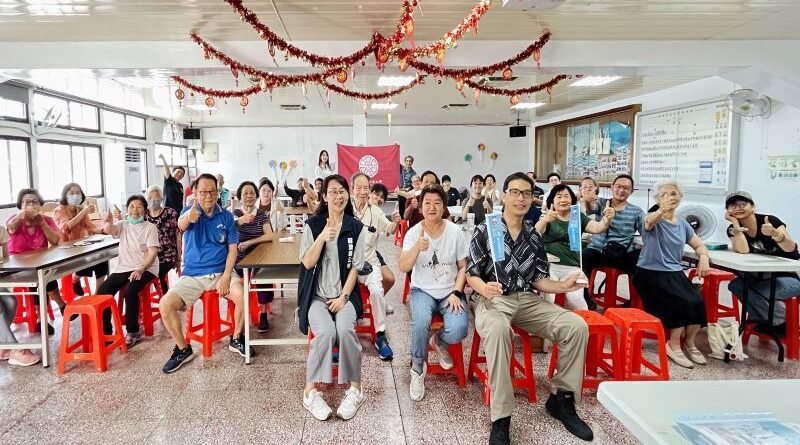 師大、宜大攜手走進宜蘭社區，玩熱縮片、練肌力長者樂開懷。