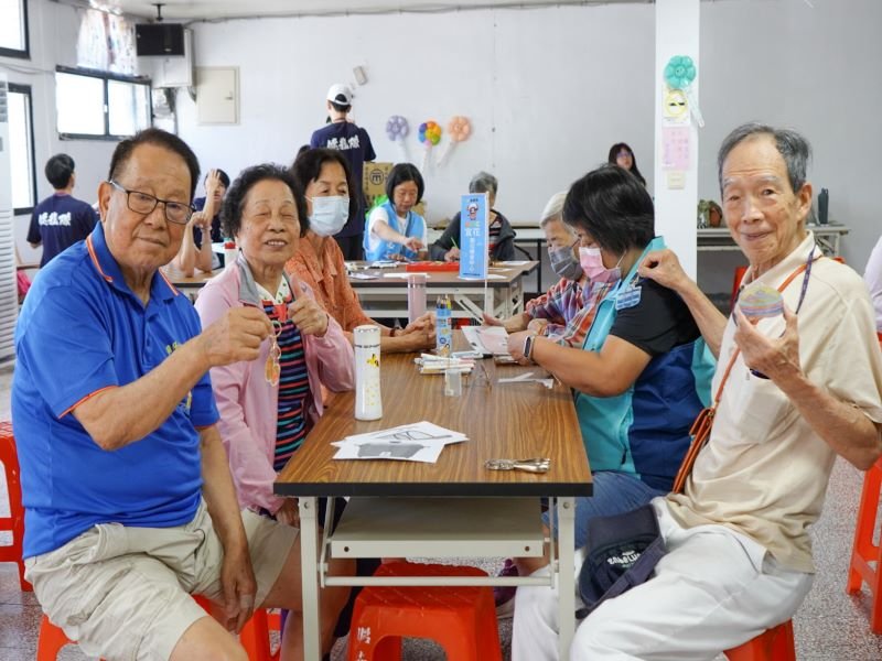 張阿公（右一）熱愛美食，將小籠包畫得五彩繽紛。