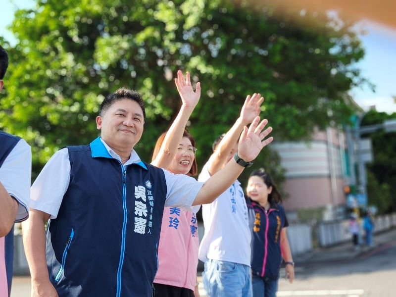 吳宗憲宜蘭市區清晨拜票 宣傳高齡福利與「宜蘭縣+1」