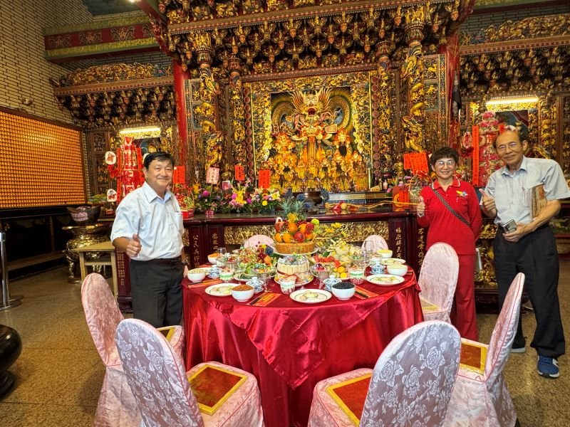 「金土地公宴請眾神的財神桌」
