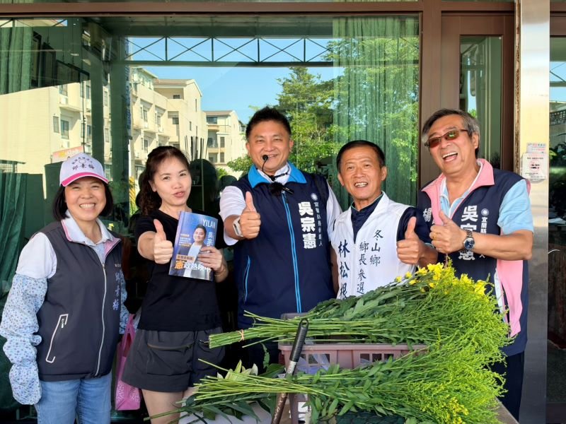 攤商放下工作握手鼓勵 吳宗憲感謝鄉親支持