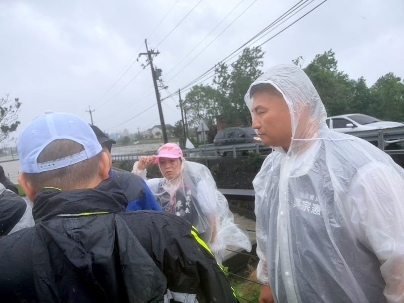 風雨中巡查防災　吳宗憲提短期增設備、長期建固定抽水設施