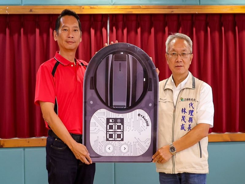 張勝德攜企業捐400組瓦斯爐自動關閉器 守護宜蘭長者居家安全