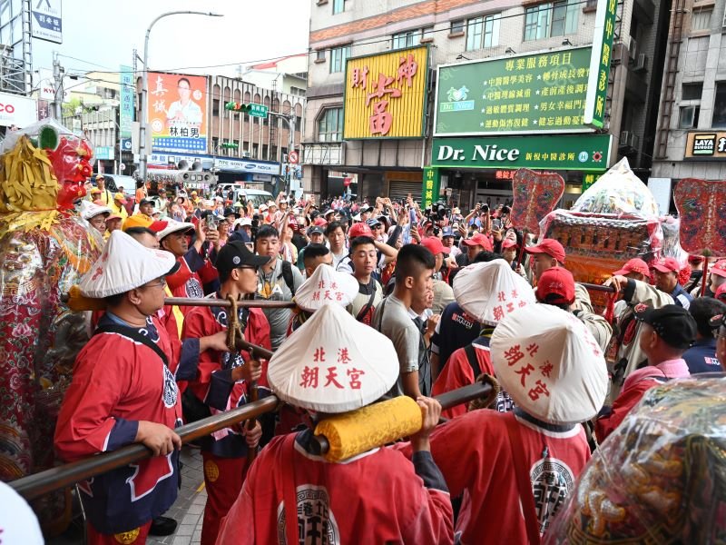 三媽會祈安賜福蘭陽　鑽轎腳人龍綿延兩公里