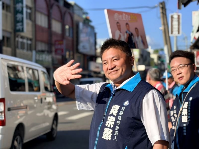 攤商放下工作握手鼓勵 吳宗憲感謝鄉親支持