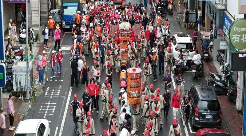 三媽會祈安賜福蘭陽　鑽轎腳人龍綿延兩公里