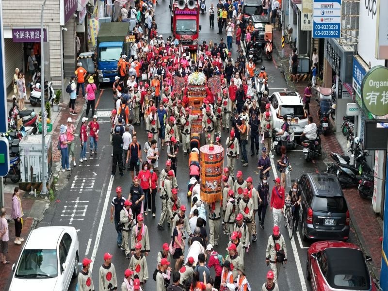 三媽會祈安賜福蘭陽　鑽轎腳人龍綿延兩公里