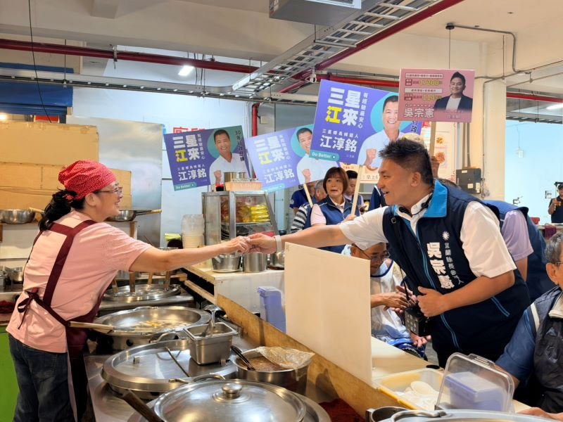 吳宗憲走訪三星市場拜票 與百歲阿嬤溫馨合影