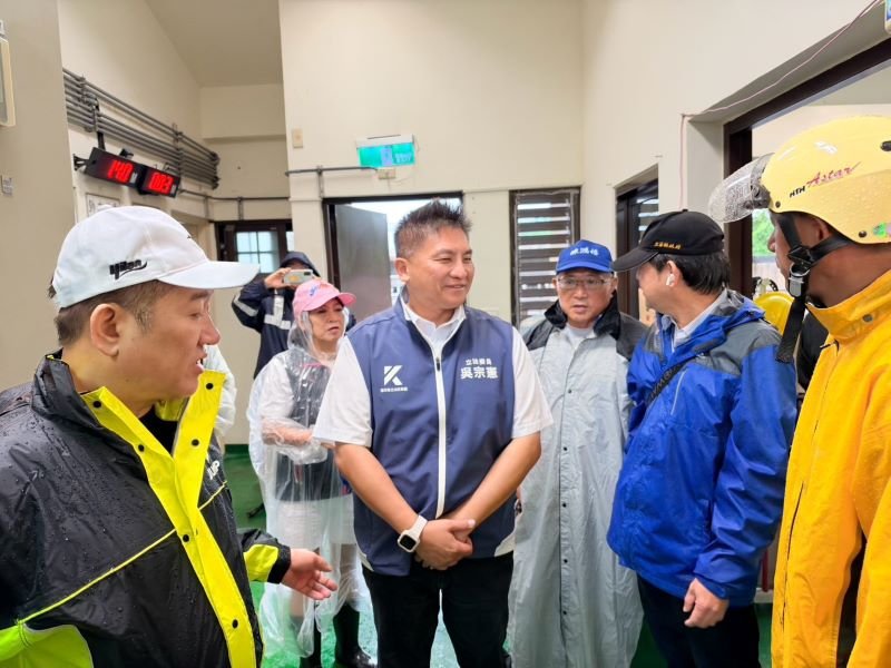 風雨中巡查防災　吳宗憲提短期增設備、長期建固定抽水設施