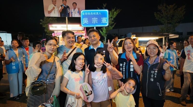 夜市和遊客合影
