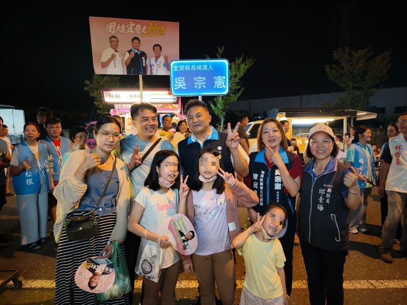 夜市和遊客合影